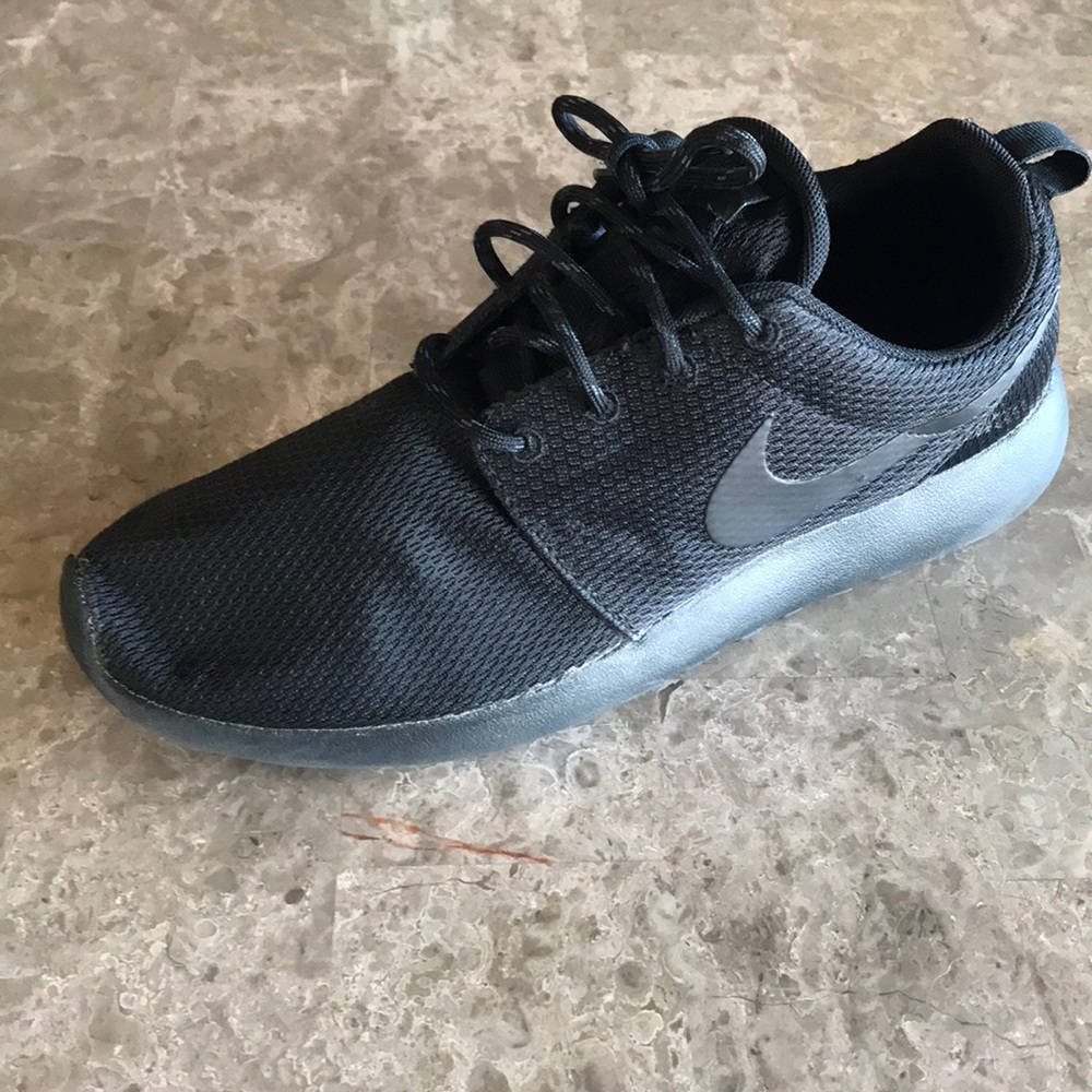 Nike shoes all black